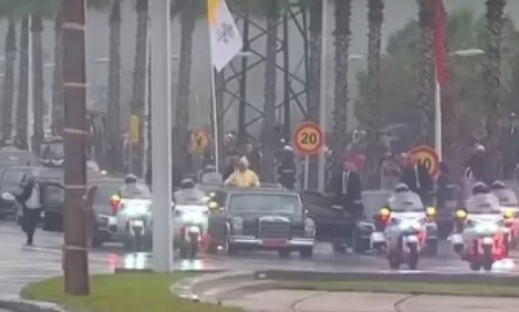Video: Man Jumps in Front of Pope and Moroccan King's Motorcade