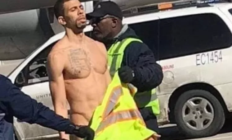 VIDEO: Naked Man Attempts to Board Plane in Chicago