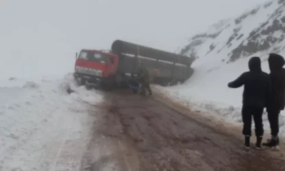 «Կամազը» արգելափակվել է ձյան մեջ. Սոթք-Քարվաճառ ճանապարհը երկկողմանի փակ է․ NEWS.am
