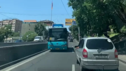 Օրվա կադր. ինչպես է Աբովյանի ավտոբուսը հակառակ ուղղությամբ երթեւեկում Բաղրամյան պողոտայով