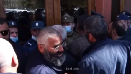 Կառավարության դիմաց են հավաքվել անհետ կորած զինծառայողների և գերիների հարազատները