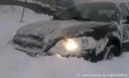 Ջերմուկում  ավտոմեքենան արգելափակվել է ձյան մեջ