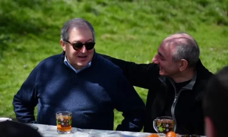 Արմեն Սարգսյանն ու Բակո Սահակյանը Հադրութում թեյ խմելիս