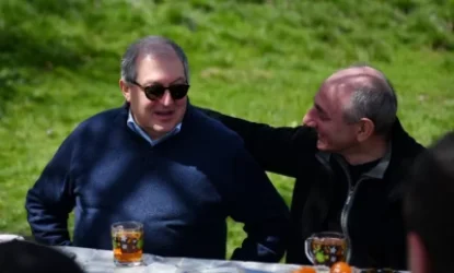 Արմեն Սարգսյանն ու Բակո Սահակյանը Հադրութում թեյ խմելիս