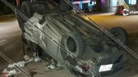 Կապանում Toyota-ն բախվել է առևտրի կենտրոնի աստիճաններին և գլխիվայր շրջվել. 4 մարդ տուժել է