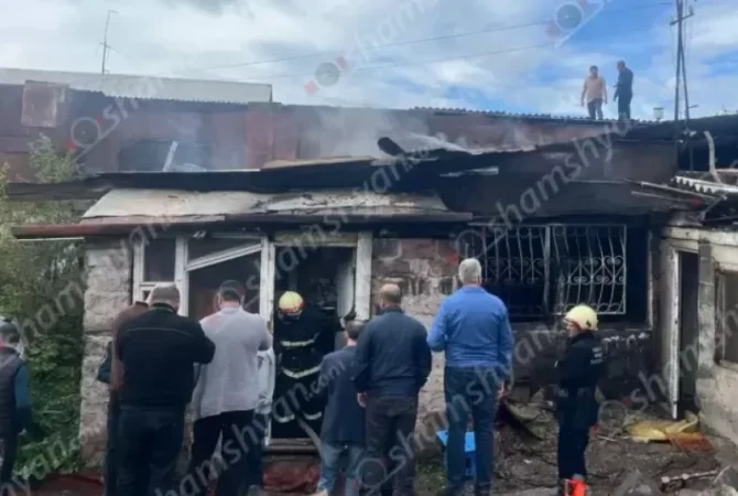 Գյումրիում տներից մեկում հրդեհ է բռնկվել. կրակը մարելուց հետո հրշեջները ննջասենյակում հայտնաբերել են 3 և 5 տարեկան երեխաների դիեր