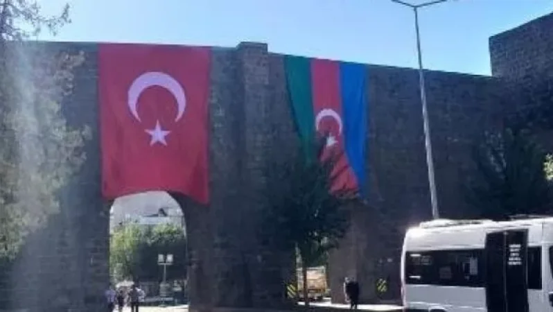 Turkey Hangs Azerbaijani Flags in Cities of Western Armenia