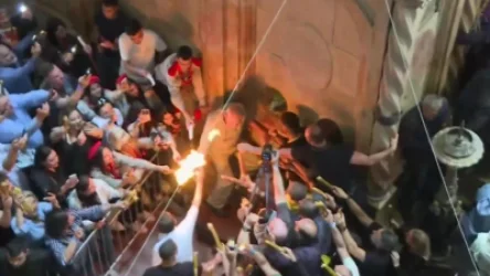 ՏԵՍԱՆՅՈՒԹ. Երուսաղեմի Հին քաղաքում` Տիրոջ գերեզմանի տաճարից դուրս բերվեց Սրբազան կրակը