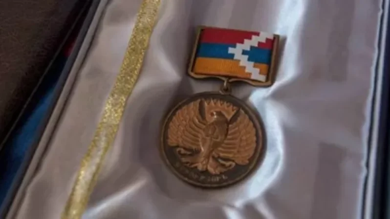 Արցախի ՊԲ 21 զինծառայող և 2 պահեստազորային հետմահու պարգևատրվել են «Մարտական ծառայություն» մեդալով, 3 զինծառայող՝ «Արիության համար» մեդալով