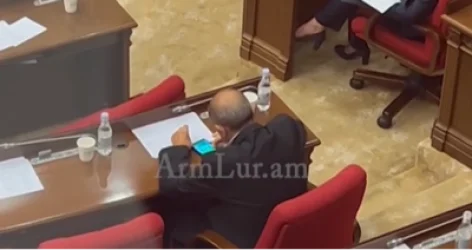 ՏԵՍԱՆՅՈՒԹ․ ԱԺ նիստի ժամանակ Գագիկ Մելքոնյանը հեռախոսով թղթախաղ է խաղում