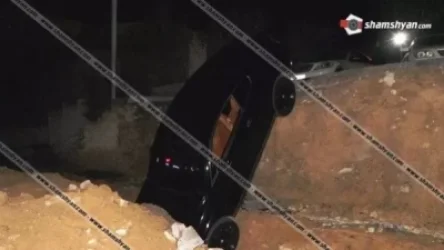 32-ամյա վարորդը Bentley-ով հայտնվել է փոսում. ավտովթար Երևանում