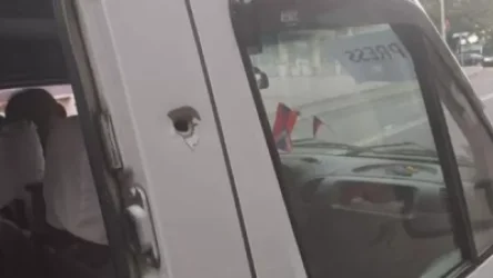 ԼՈՒՍԱՆԿԱՐՆԵՐ. Մեկ տասնյակ լրագրողների Մարտակերտ տեղափոխող մեքենան հրետակոծվել է թշնամու կողմից