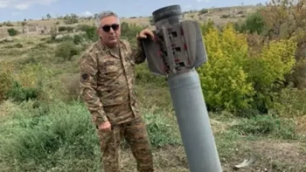 «Հադրութից հարավ արեւելք». Արծրուն Հովհաննիսյանը հակառակորդի չպայթած հրթիռի հետ լուսանկար է հրապարակել