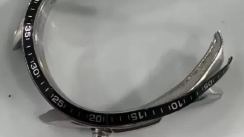 Սա եկեղեցում վիրավորված լրագրողի ժամացույցն է, որը գտել ենք եկեղեցում. Արծրուն Հովհաննիսյան