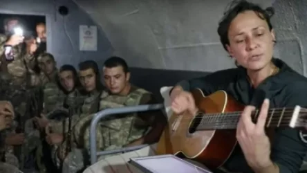 Ռուս ռոք երգչուհի Յուլյա Չիչերինան Արցախի պաշտպանների հետ առաջնագծում
