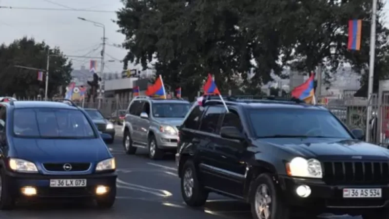 Երևանում Արցախի անկախությունը ճանաչելու կոչով ավտոերթ է կազմակերպվել