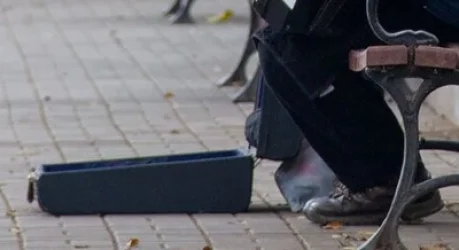 Երևանում 56-ամյա տղամարդը գողացել է փողոցում նվագողի՝ մետաղադրամներով լցված արկղը