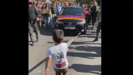 ՏԵՍԱՆՅՈՒԹ. Փոքրիկ դյուցազունը 2 մատով քաշում է ավտոմեքենան. ակցիայի միջոցները նվիրաբերվում է բանակին. Արծրուն Հովհաննիսյան