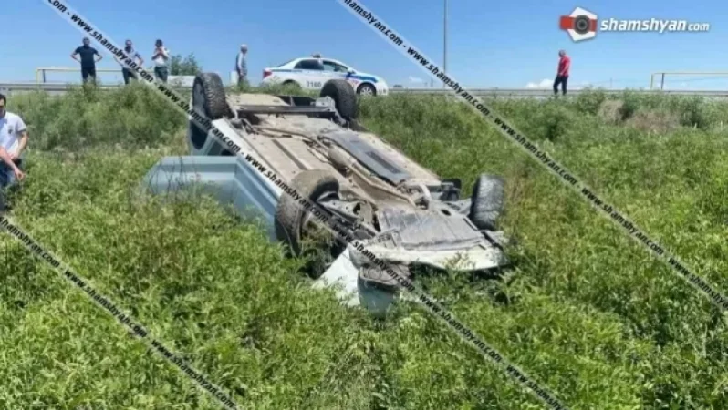 Խոշոր ավտովթար Արարատի մարզում. Renault Logan-ը դուրս է եկել ճանապարհի երթևեկելի գոտուց և գլխիվայր հայտնվել դաշտում