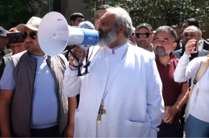 Մեր տղաների նկարներով շապիկները, որ հագել եք, պետք է շատ պատվով լինեն. Բագրատ Սրբազան