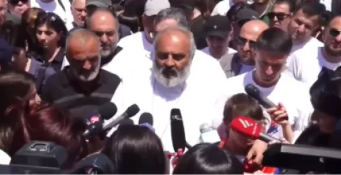 ՏԵՍԱՆՅՈՒԹ․ Ինչո՞ւ լինել Հանրապետության հրապարակում․ հարց՝ Բագրատ Սրբազանին