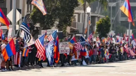 ՏԵՍԱՆՅՈՒԹ․ Հարյուրավոր ամերիկահայեր Թրամփի շարասյանը դիմավորել են բողոքի պաստառներով