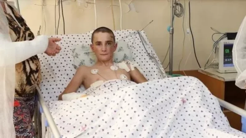 Պատերազմի առաջին օրը վիրավորված 13-ամյա տղայի առողջական վիճակում դրական դինամիկա կա