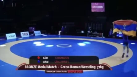 ՏԵՍԱՆՅՈՒԹ. Ըմբիշ Հրաչյա Պողոսյանը չեմպիոն դարձավ և եռագույնով պտտվեց դահլիճում