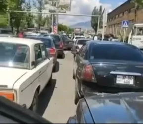 ՏԵՍԱՆՅՈՒԹ․ Աբովյանում ոստիկանները թույլ չեն տալիս մարդիկ միանան շարժմանը․ Սրբազան