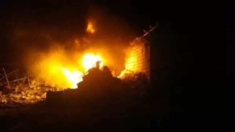 Ստեփանակերտի գնդակոծության արդյունքում բնակելի շենքերի հարևանությամբ վուլկանիզացիայի կետ է այրվում