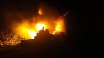 Ստեփանակերտի գնդակոծության արդյունքում բնակելի շենքերի հարևանությամբ վուլկանիզացիայի կետ է այրվում