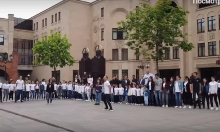 Video: Armenians Showcase National Kochari Dance in the Courtyard of Moscow's Armenian Church