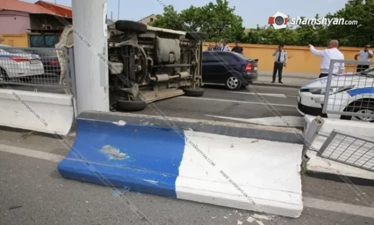 Խոշոր ավտովթար. Ford Transit-ը կողաշրջվել է ճանապարհի մեջտեղում. կա վիրավոր