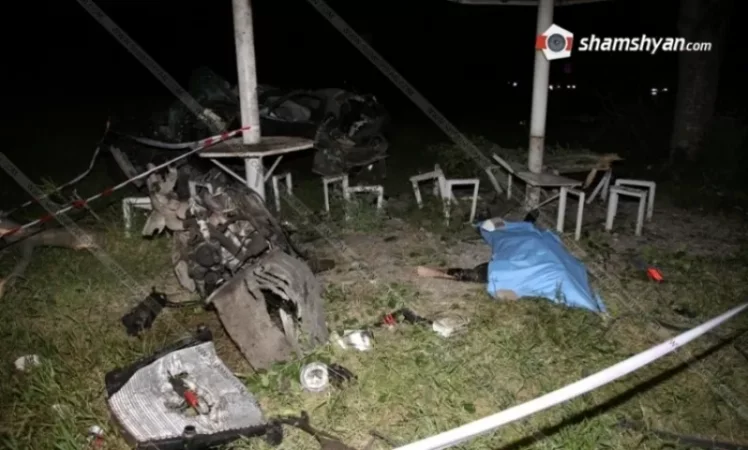 Կոտայքի մարզում BMW-ն բախվել է ծառերին, այնուհետև հայտնվել դաշտում.զոհ կա