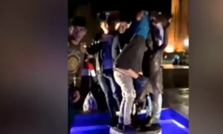 VIDEO: How Young People 'Invade' Statues for Photos in Newly Opened Park