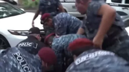 ՏԵՍԱՆՅՈՒԹ. Կարմիրբերետավորները ուժ կիրառելով բերման են ենթարկում փողոց փակած քաղաքացիներին