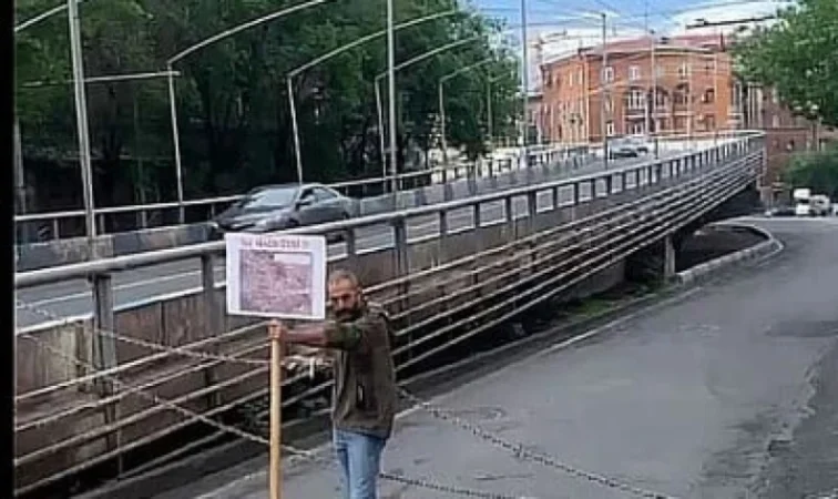 Քաղաքացին շղթայով միայնակ փակել է փողոցը՝ կողպեքն ամրացելով իր ձեռքին