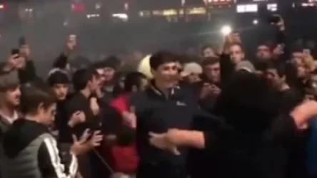 ՏԵՍԱՆՅՈՒԹ. Խաբիբ Նուրմագոմեդովի վերջին հաղթական մենամարտից հետո երկրպագուները փողոցում տոնել են հաղթանակը