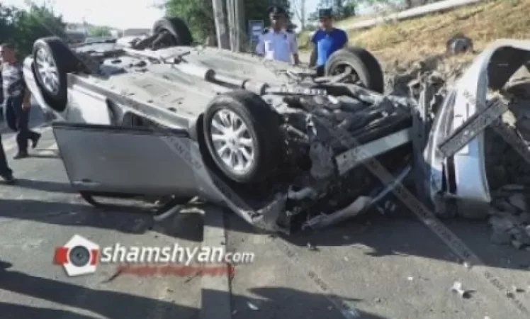 Եռաբլուրի մոտ ավտոմեքենան գլխիվայր շուռ է եկել