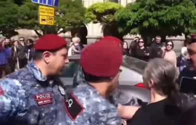 ՏԵՍԱՆՅՈՒԹ․ Կարգավիճակդ չօգտագործես, խելոք պահի քեզ․ ոստիկանը՝ զոհված հերոսի մորը