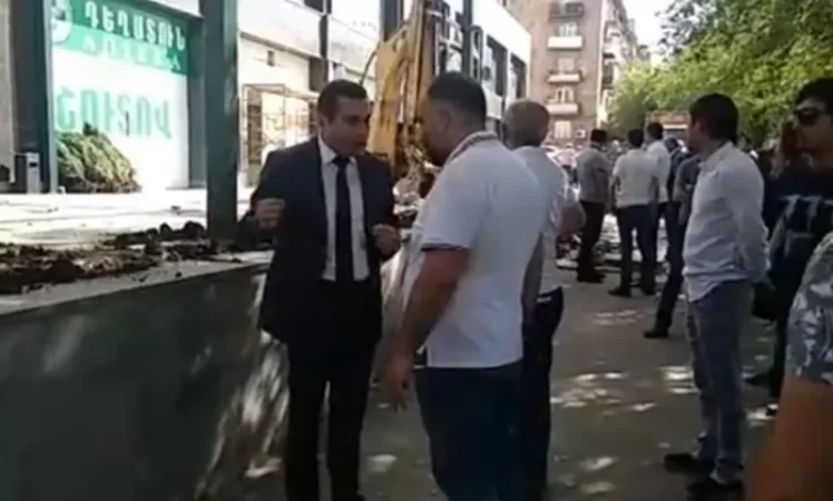 Direct: Demolition Work on Occupied Sidewalk