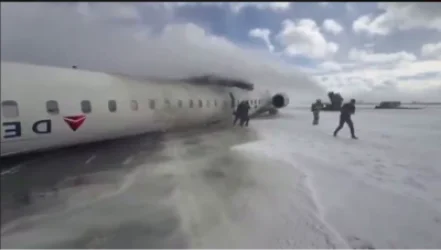 Ուղևորատար ինքնաթիռը շրջվել է Տորոնտոյում վայրէջք կատարելիս