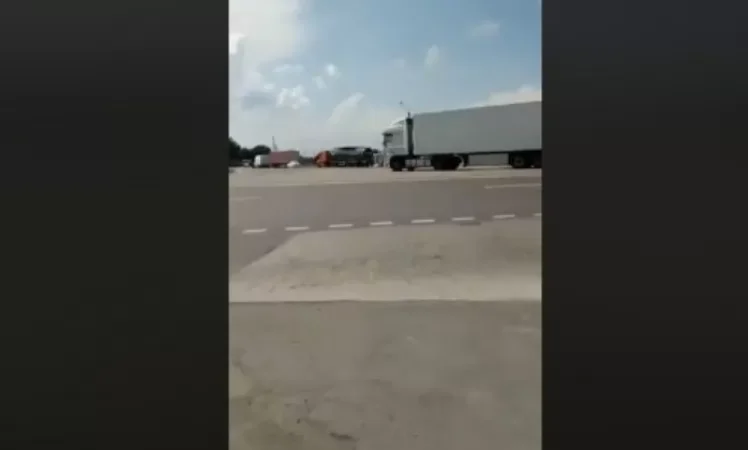 Video: Russian Authorities Stop Armenian Trucks Demanding Large Bribes