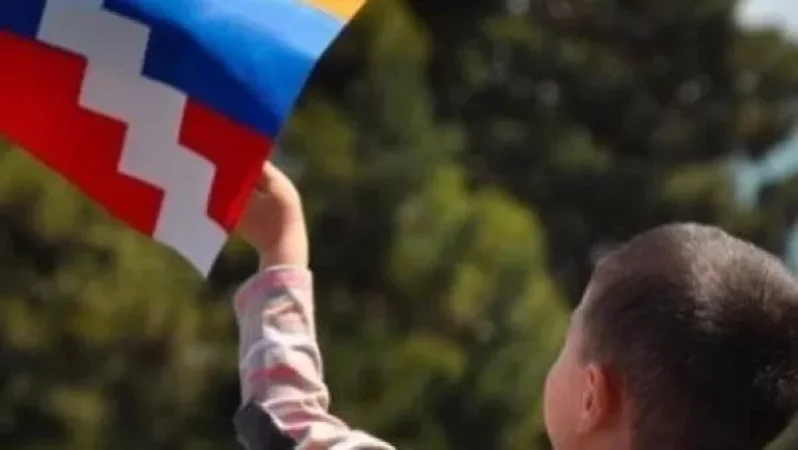 Երևանաբնակ տղաները «կրակելուց» գոռում են՝ «մոնստըռները էկան, մոնստըռները, կրակեք», իսկ Արցախաբնակները՝ «թո՛րքը կյամա, թո՛րքը, թխե՛». Մելիքյան