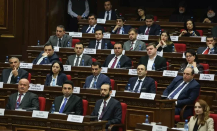 Նիկոլ Փաշինյանի անվան խմբակցության պատգամավորները՝ երեք «քարի» արանքում. «Փաստ»