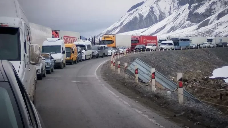 1000 հայկական  բեռնատար է կուտակվել Վերին Լարսում