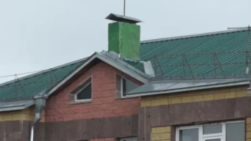 Գյումրիում 6-ից 8 տարվի առաջ կառուցված շենքերի երեսապատման սալիկները պոկվում և վայր են ընկնում