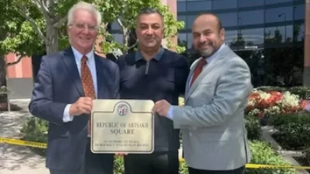 Արցախի Հանրապետության հրապարակի ցուցանակը՝ Լոս Անջելեսում Ադրբեջանի հյուպատոսության դիմաց