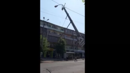 ԼՈՒՍԱՆԿԱՐՆԵՐ․ Արտակարգ պատահար՝ Նոր Նորքի 5-րդ զանգվածում․ սյունը ընկել է տրոլեյբուսի լարերի վրա