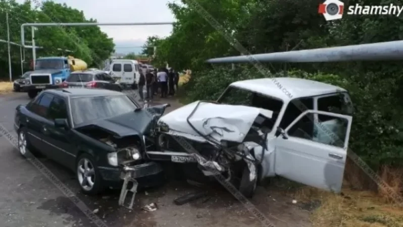 Նոր Գեղիում ճակատ-ճակատի են բախվել Mercedes-ն ու «Նիվա»-ն. կա 4 վիրավոր